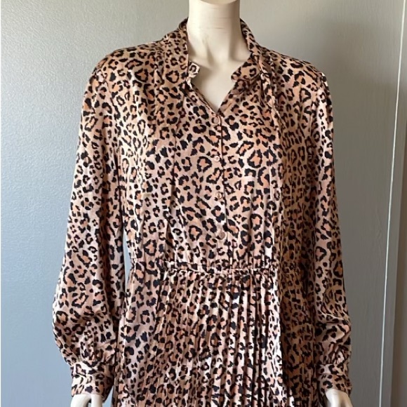 On - 34th pleated ,long sleeves dress , size Large - Picture 3 of 11